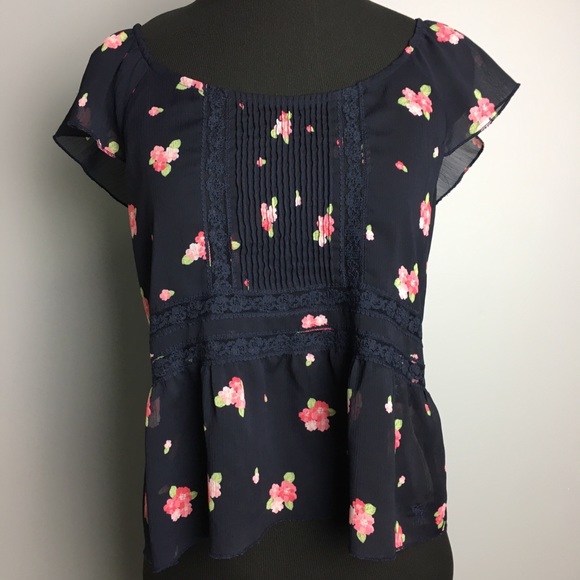 - Abercrombie Short Sleeve Blue Floral & Lac… - Picture 2 of 8